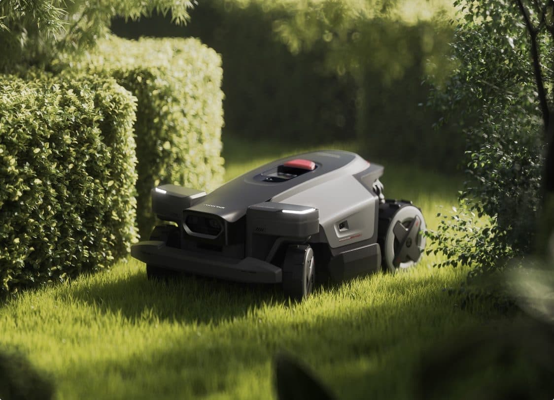 Roborock RockMow Z1 gladko navigira skozi ozek prehod na vrtu