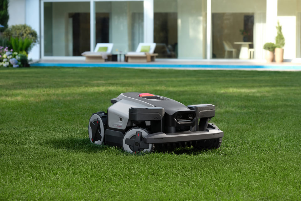 Roborock RockMow Z1 med košnjo na trati