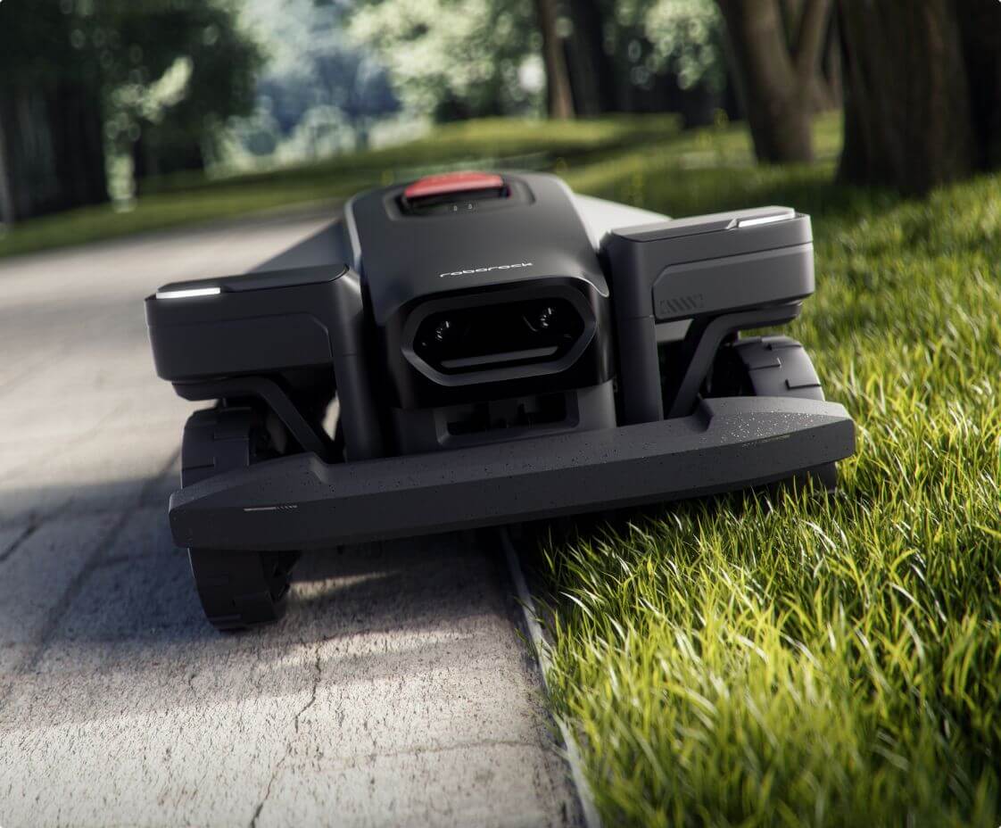 Roborock RockMow Z1 med košnjo ob odprtem robu trate