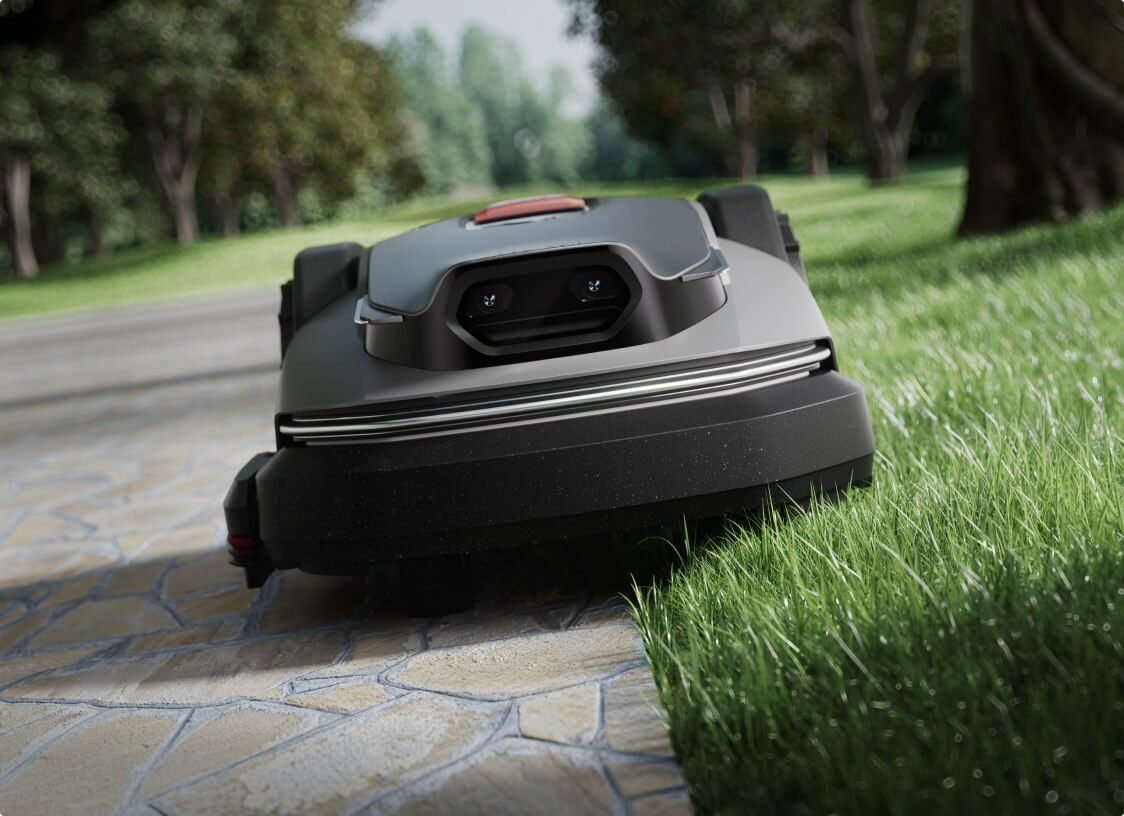 Roborock RockMow S1 pri košnji ob odprtem robu trate