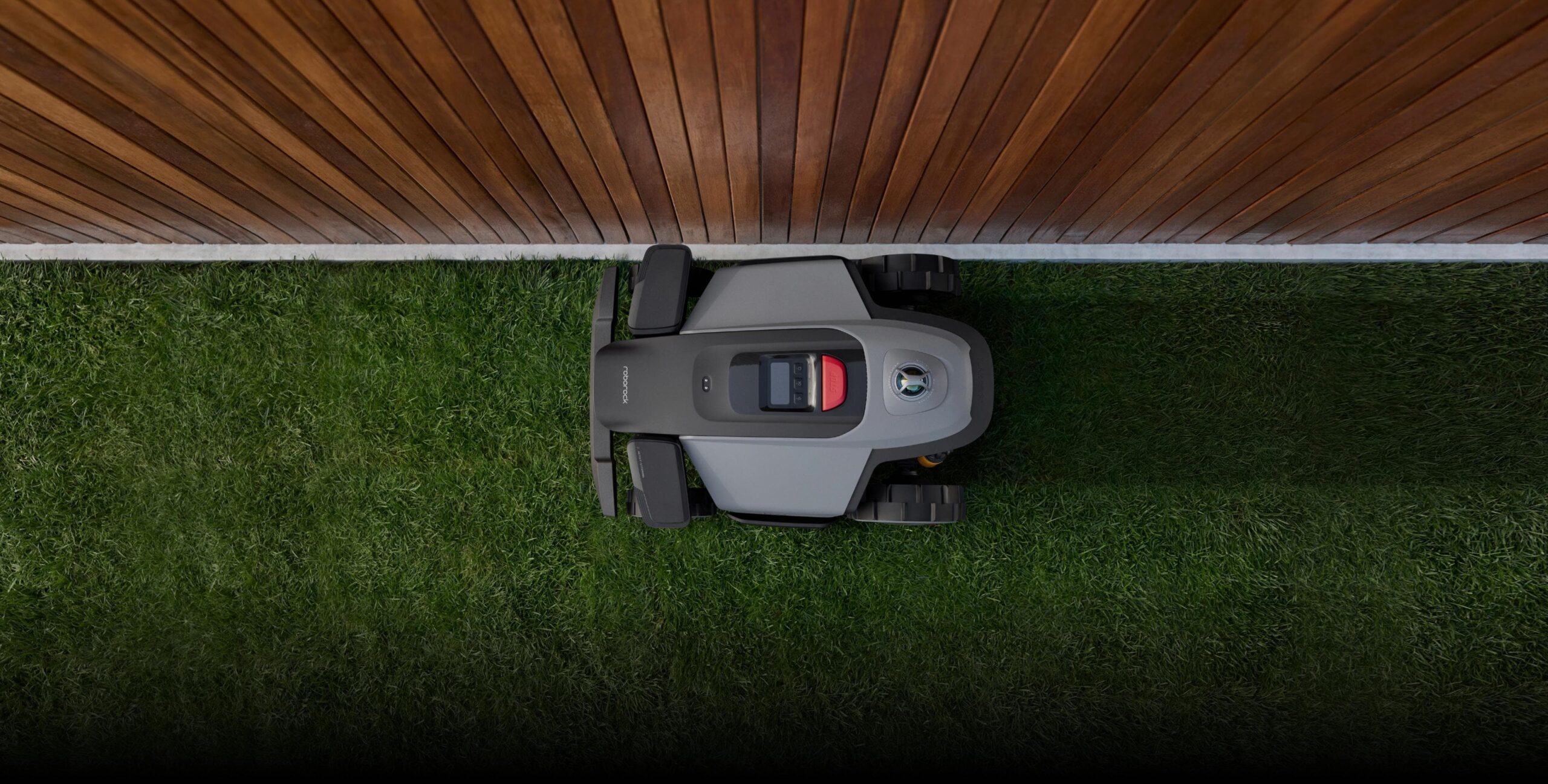 Roborock RockMow Z1 LiDAR ob leseni steni na travi