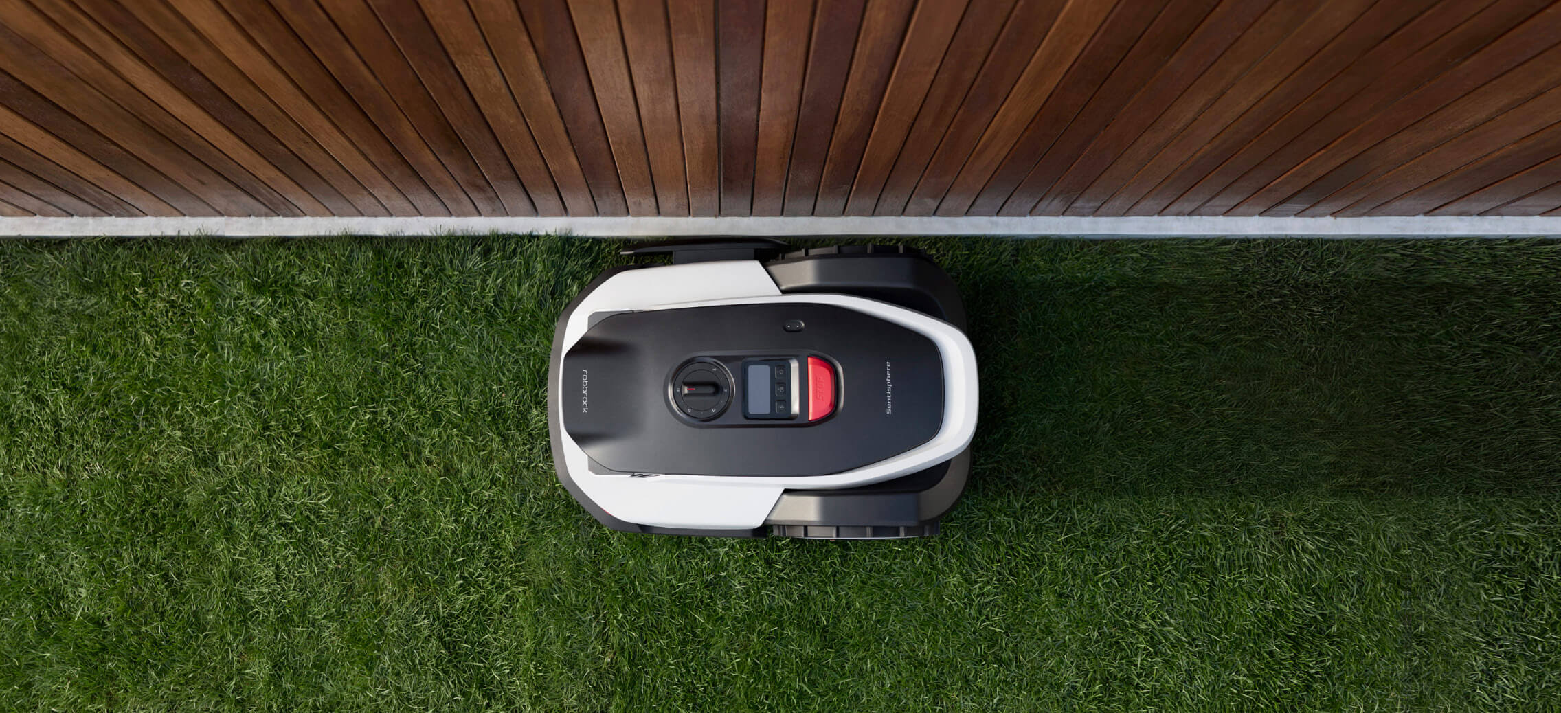 Roborock RockNeo Q1 med košnjo ob robu trate