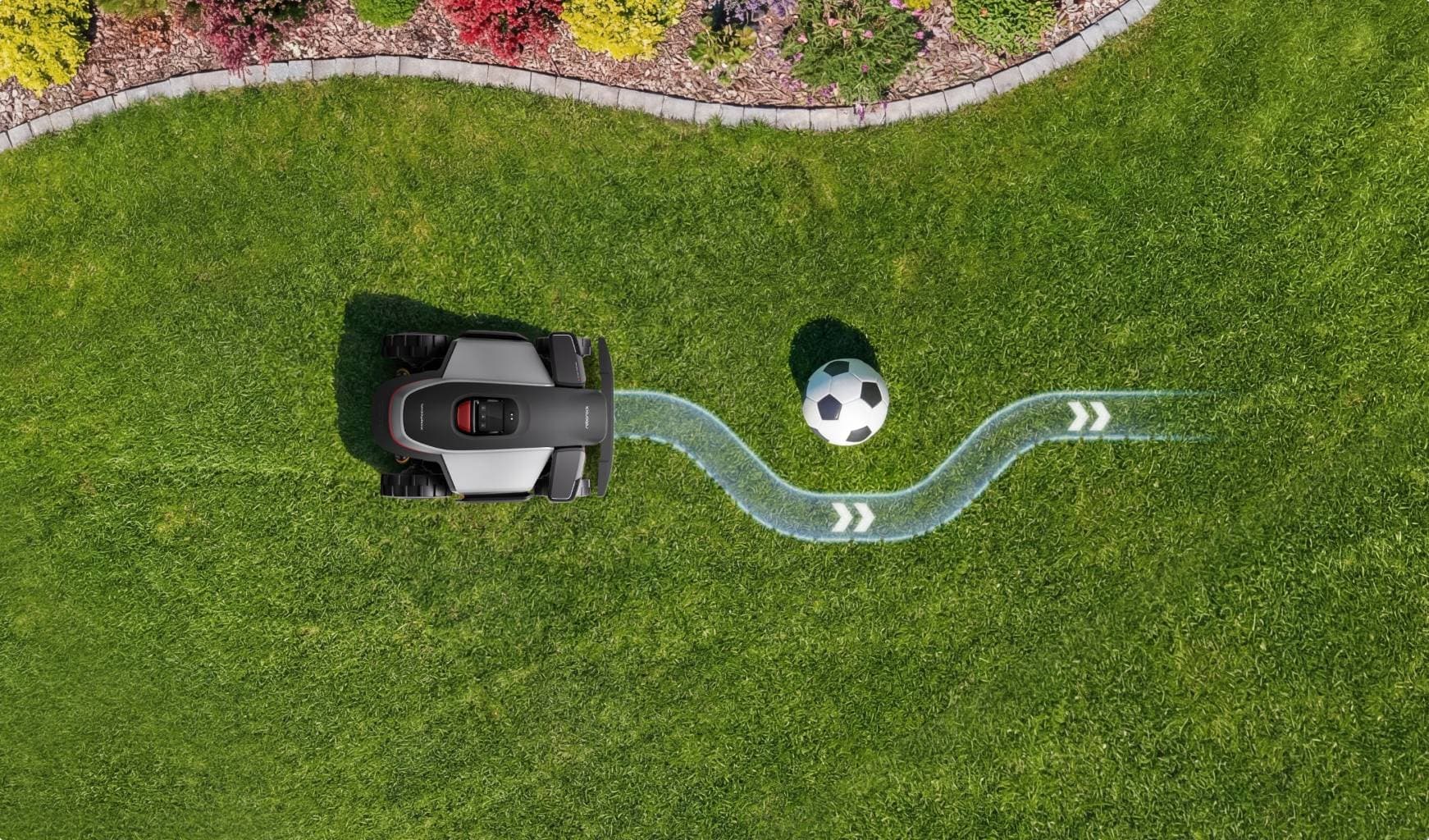 Roborock RockMow Z1 med košnjo prepozna žogo na trati in jo obvozi