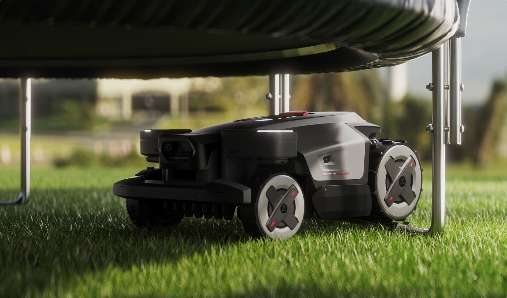 Roborock RockMow Z1 zapelje čez nizko prevozno oviro brez ustavljanja